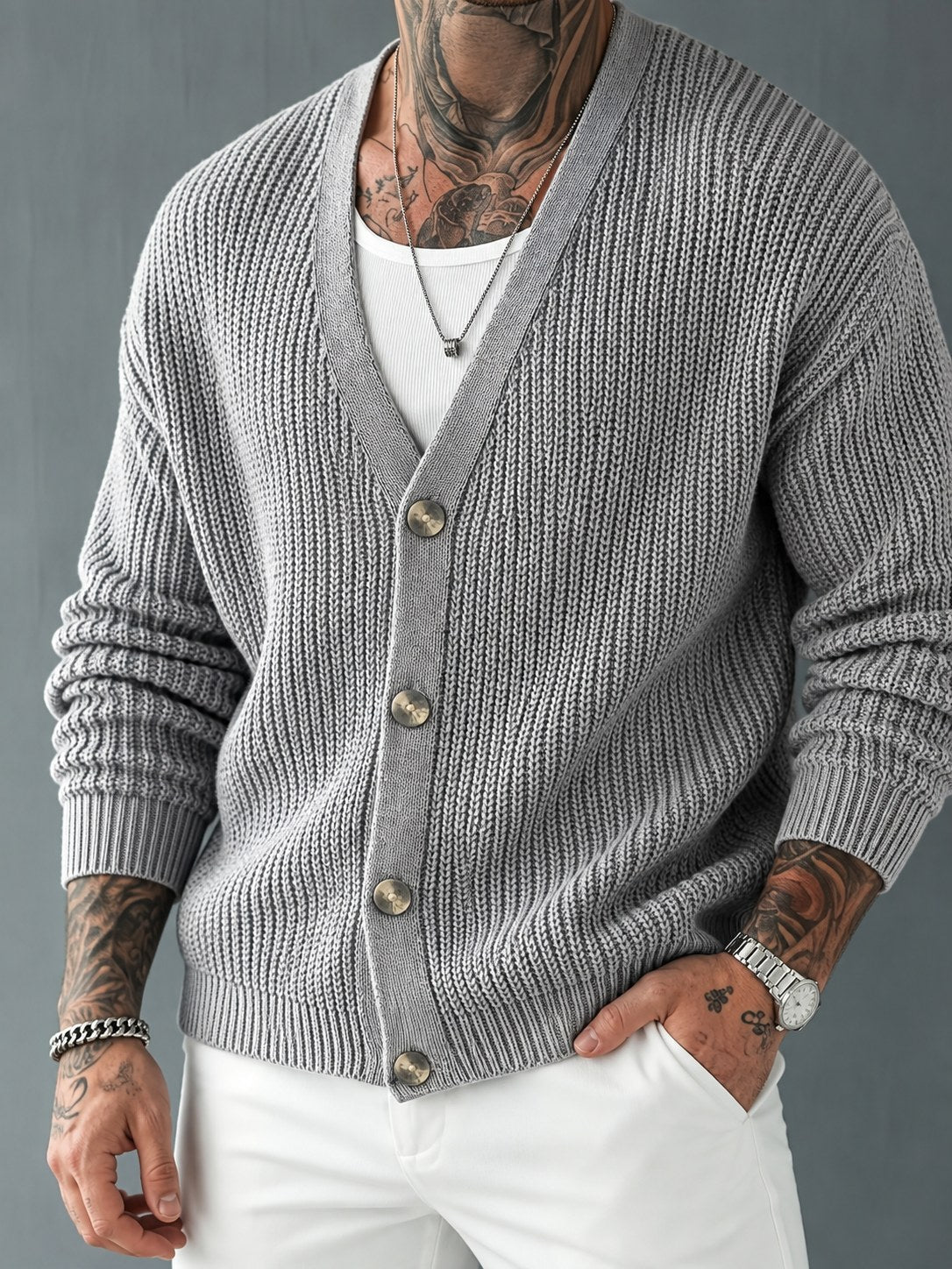 Cardigan med kraftig ribstrik, V-hals og knapper
