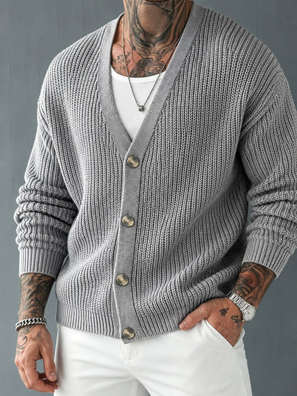 Cardigan med kraftig ribstrik, V-hals og knapper
