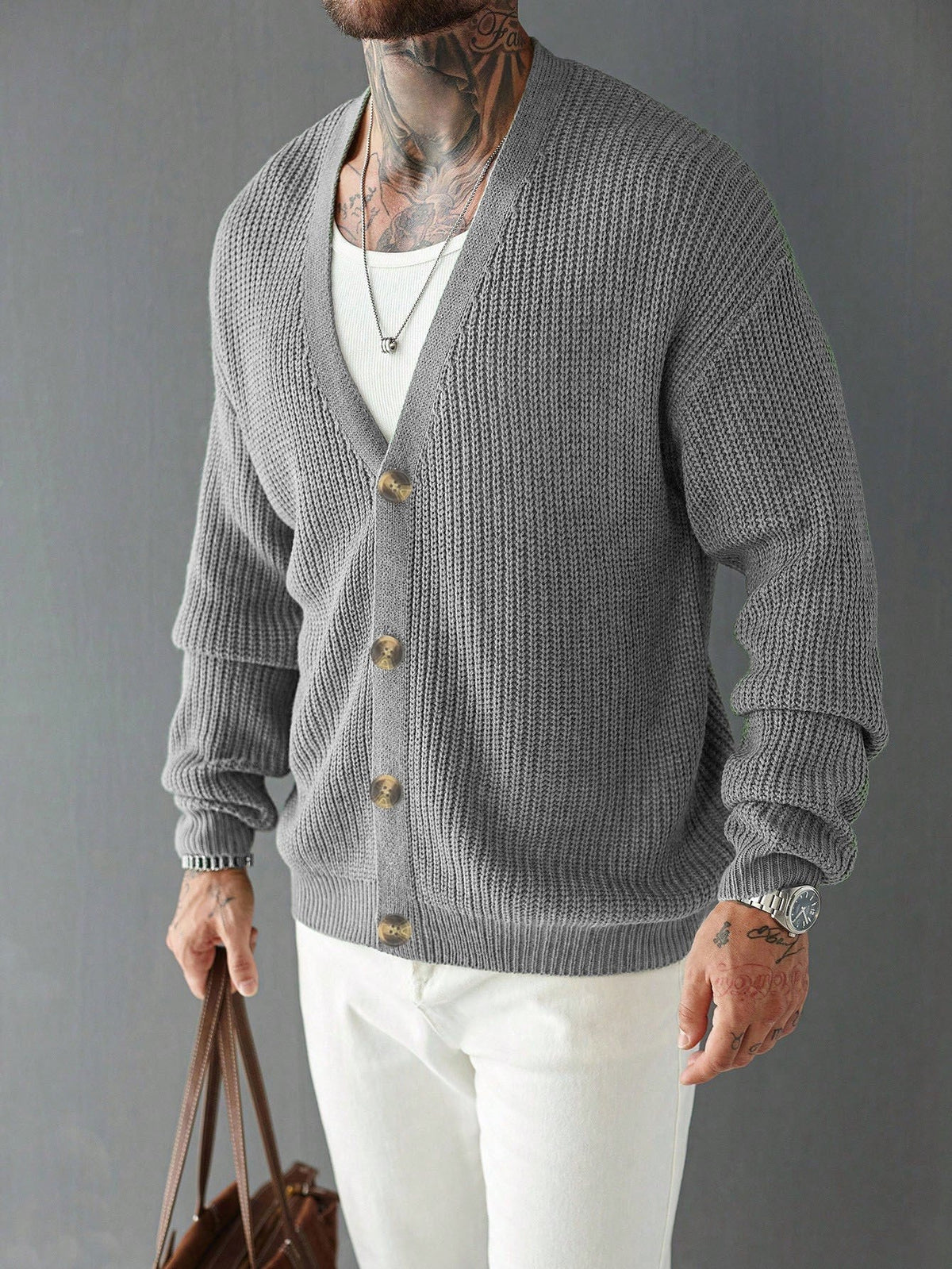 Cardigan med kraftig ribstrik, V-hals og knapper